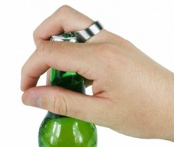 Prstan - odpirač za steklenice