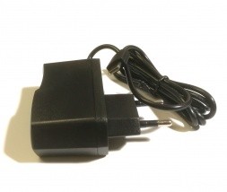 Polnilec USB C 2000mA - črne barve