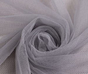 Mreža proti komarjem na meter sive barve