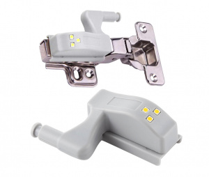 Svetilka za notranjost omare - namestitev na tečaj