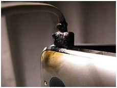 Poškodovan vtič napajalnika